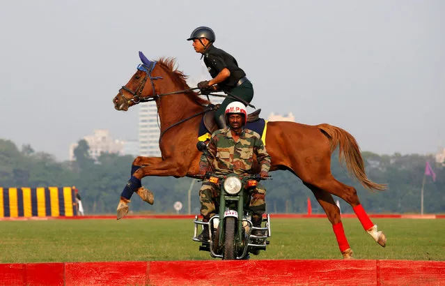 An Indian army soldier demonstrates his skills with his horse during the “Vijay Diwas”, a ceremony to celebrate the liberation of Bangladesh by the Indian Armed Forces on December 16 in 1971, in Kolkata, December 14, 2017. (Photo by Rupak De Chowdhuri/Reuters)
