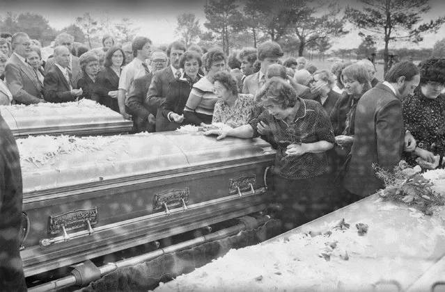 Mrs. Helen Tarasiewicz, mother of Tylenol cyanide victim Theresa Tarasiewicz Janus, weeps over the casket containing her daughter's body during graveside services at Maryhill Cemetery in Chicago Tuesday, October 6 1982. (Photo by Charles Knoblock/AP Photo)