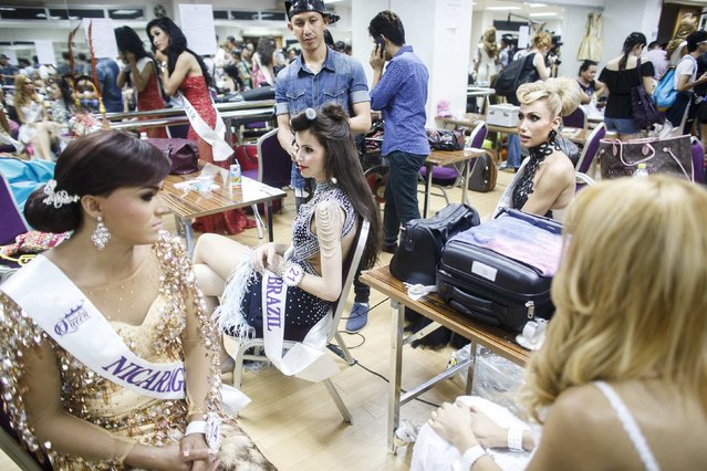 Contestants prepare backstage before the final show of the Miss International Queen 2014 transgender/transsexual beauty pageant in Pattaya November 7, 2014. (Photo by Athit Perawongmetha/Reuters)