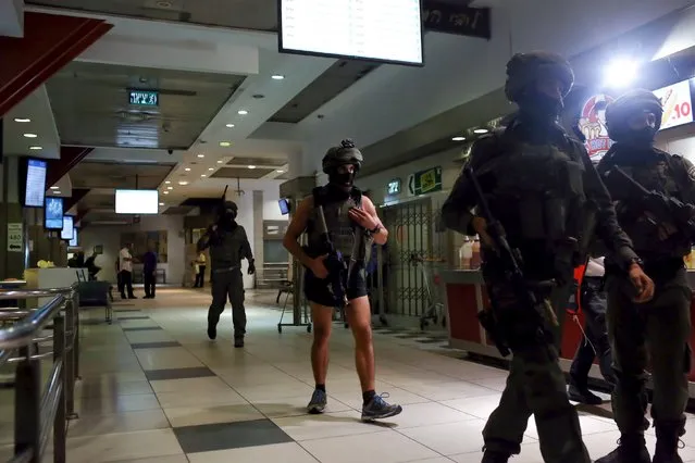 Israeli special forces members search inside the Central Jerusalem Bus Station after police said a woman was stabbed by a Palestinian outside the bus station October 14, 2015. A Palestinian stabbed and moderately wounded a 70-year-old woman outside Jerusalem's central bus station, at the entrance to the city, before an officer shot him dead, a police spokeswoman said. Israel began setting up roadblocks in Palestinian neighbourhoods in East Jerusalem and deploying soldiers across the country on Wednesday to stop a wave of Palestinian knife attacks. (Photo by Noam Moskowitz/Reuters)