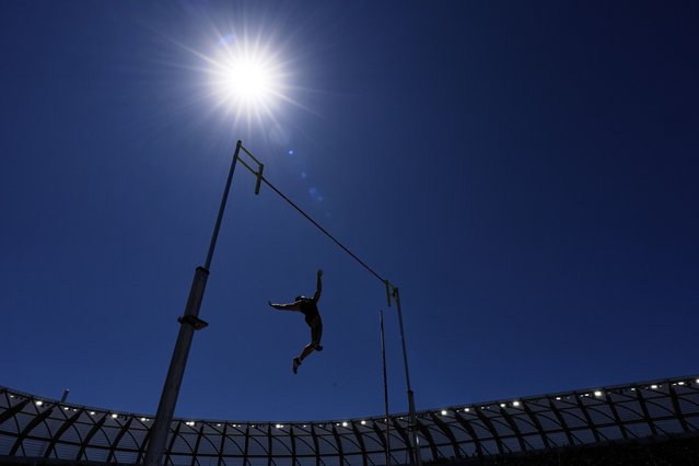 Matt Ludwig competes in the pole vault finals during the U.S. Championships athletics meet in Eugene, Ore., August 2, 2025. (Photo by Ashley Landis/AP Photo)