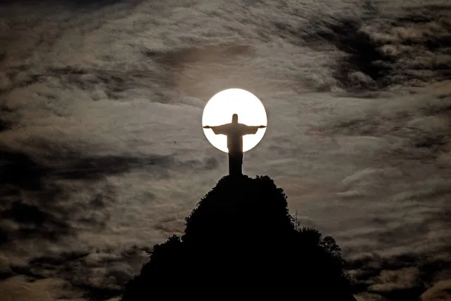 View of a sunset behind Christ the Redeemer and Corcovado hill, one of the main touristic sites in Rio de Janeiro, Brazil, on 27 October 2015. (Photo by Marcelo Sayão/EPA)