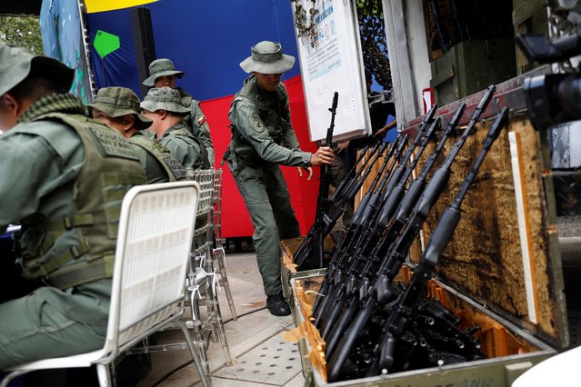 Members of the Bolivarian National Armed Forces hold a drill to train civilians in weapons handling in Caracas, Venezuela, on September 20, 2025. (Photo by Leonardo Fernandez Viloria/Reuters)