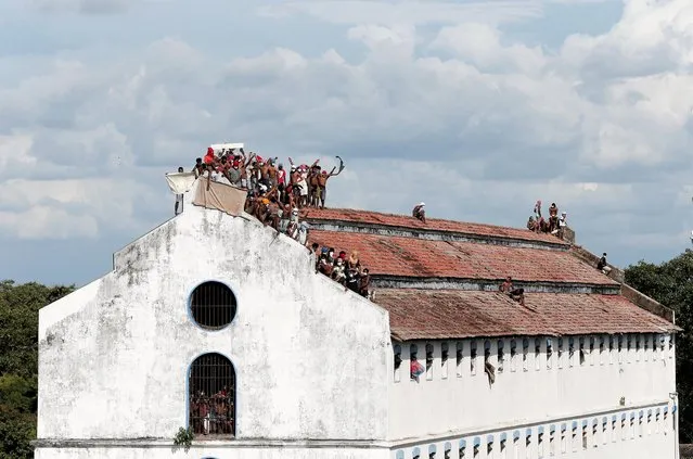 Inmates protest on the top of a prison building demanding to speed up their judicial process and that they be granted bail, after the number of the coronavirus disease (COVID-19) cases increased in prisons in the country, in Colombo, Sri Lanka on November 18, 2020. (Photo by Dinuka Liyanawatte/Reuters)