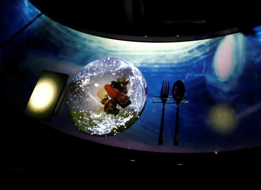 Eating in Virtual Reality