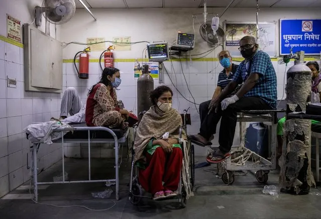 Patients suffering from the coronavirus disease (COVID-19) get treatment at the casualty ward in Lok Nayak Jai Prakash (LNJP) hospital, amidst the spread of the disease in New Delhi, India April 15, 2021. (Photo by Danish Siddiqui/Reuters)
