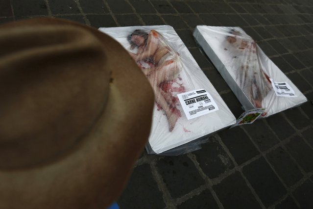 Animal rights activists protest against meat consumption through a performance to promote vegetarianism in Mexico City March 20, 2015. Members of AnimaNaturalis staged the performance to mark World Day without Meat celebrated on March 20, according to organisers. (Photo by Edgard Garrido/Reuters)