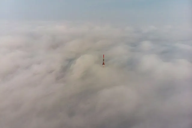The TV Tower of Ujudvar is seen in the dense fog in Ujudvar, Hungary, 05 November 2018. (Photo by György Varga/EPA/EFE)