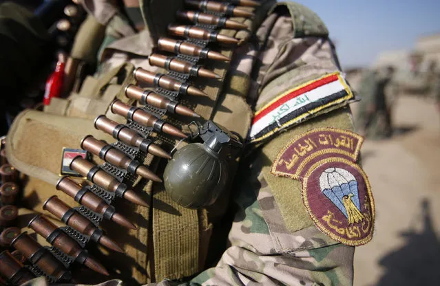 A member of the Iraqi security forces carries bullets and a grenade during battle with Islamic State militants in Talkeef district north of Mosul, Iraq, January 20, 2017. (Photo by Khalid al Mousily/Reuters)