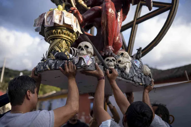 Men lift an effigy of a devil during the annual tradition “la quema del diablo”, or burning of the devil that coincides with the Immaculate Conception celebrations, in Antigua, Guatemala, Wednesday, December 7, 2022. The Old City holds their town's days-long annual festival in honor of their patron saint, the Virgin of the Immaculate Conception and her triumph over evil. (Photo by Santiago Billy/AP Photo)