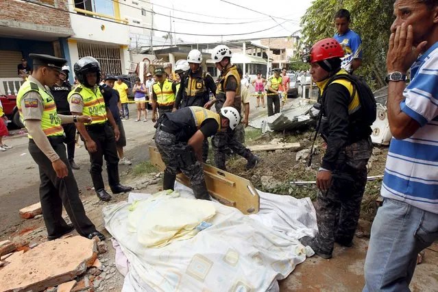Police work at the scene after an earthquake struck off Ecuador's Pacific coast, at Tarqui neighborhood in Manta April 17, 2016. (Photo by Guillermo Granja/Reuters)