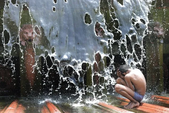 An Indian boy plays in a local fountain to cool off on a hot summer day in New Delhi, India, 04 May 2016. The temperature in the city has touched 45 degrees Celsius mark, according to the meteorological department. (Photo by Harish Tyagi/EPA)