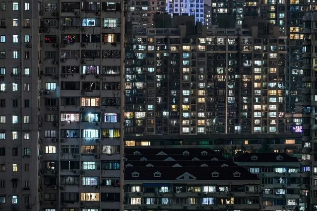 View of residential units during a Covid-19 coronavirus lockdown in the Jing'an district of Shanghai on April 21, 2022. (Photo by Hector Retamal/AFP Photo)