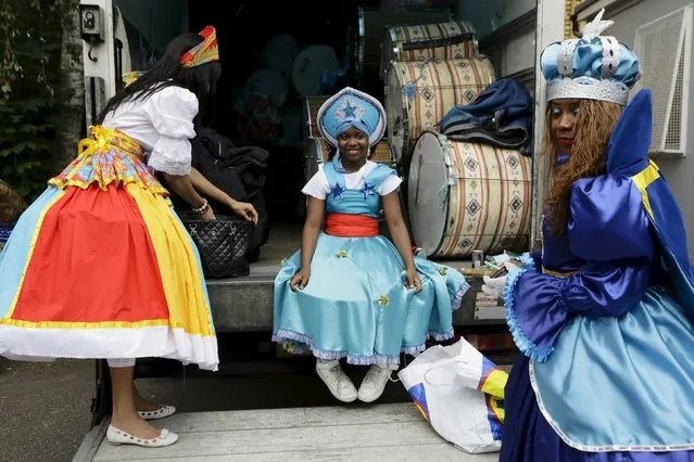 Performers get ready before the start of the Notting Hill Carnival in London, Britain, August 30, 2015. (Photo by Kevin Coombs/Reuters)