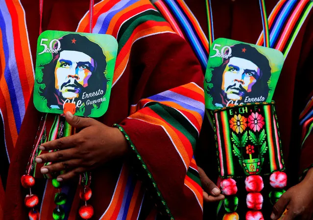 Aymara men hold images of Ernesto Che Guevara as they  attend a ceremony to commemorate Che Guevara's 50th death anniversary in Vallegrande, Santa Cruz, Bolivia, October 9, 2017. (Photo by David Mercado/Reuters)