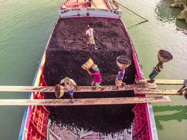The coal field workers in Bangladesh work very hard everyday from daylight until evening for their livelihood where the earnings is a small amount of about 3-4 $ approx. Here: Barishal on August 15, 2022. (Photo by Mustasinur Rahman Alvi/Rex Features/Shutterstock)