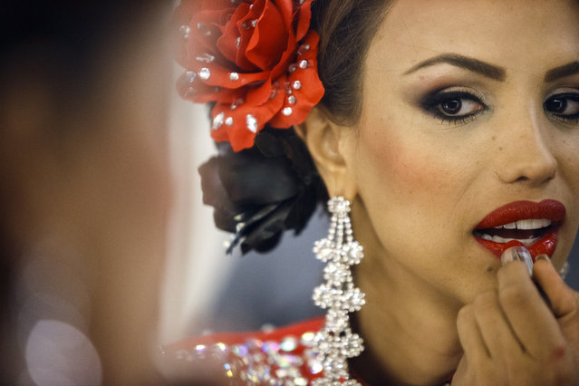 Contestant Cristini Couto of Spain prepares backstage during the final show of the Miss International Queen 2014 transgender beauty pageant in Pattaya November 7, 2014. (Photo by Athit Perawongmetha/Reuters)