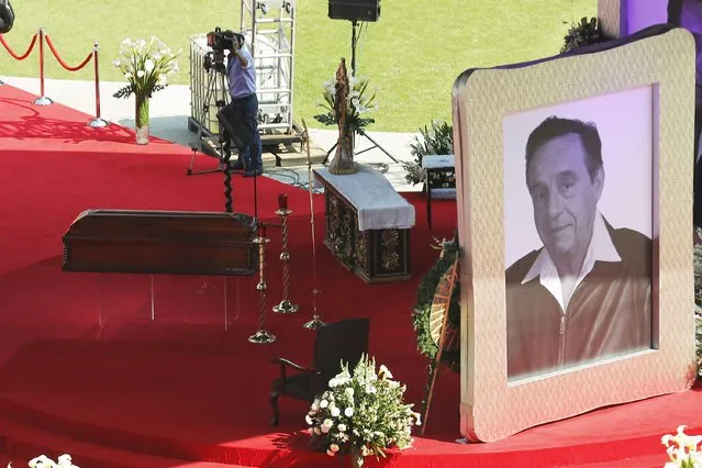 The coffin with the remains of the late screenwriter Roberto Gomez Bolanos is seen next to a giant picture of him before a mass held in his honour  at the Azteca stadium in Mexico City November 30, 2014. (Photo by Tomas Bravo/Reuters)