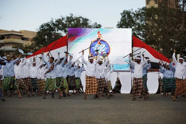 Houthi militants perform a dance during a rally commemorating the 52nd anniversary of the start of South Yemen's uprising against British rule, in Sanaa October 14, 2015. (Photo by Khaled Abdullah/Reuters)
