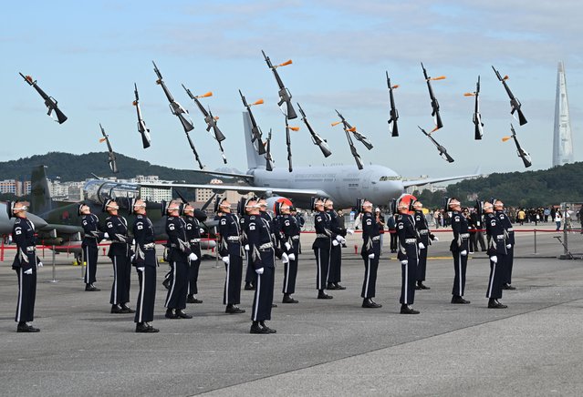 South Korean Air Force honour guards perform during the Seoul International Aerospace and Defence Exhibition (ADEX) at a military airport in Seongnam on October 17, 2025. (Photo by Jung Yeon-je/AFP Photo)