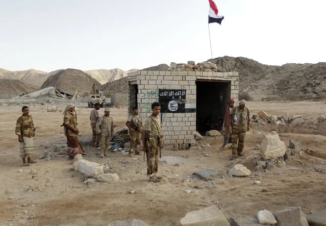 Soldiers stand at a post which was previously controlled by al Qaeda insurgents in al-Mahfad, in the southern Yemeni province of Abyan May 23, 2014. (Photo by Khaled Abdullah/Reuters)