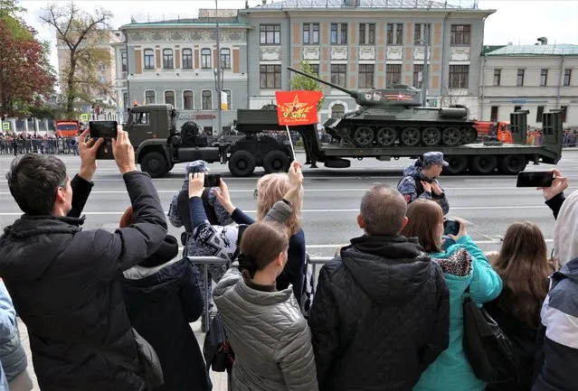 Spectators watch a truck transporting a T-34 Soviet-era tank after a military parade on Victory Day, which marks the 78th anniversary of the victory over Nazi Germany in World War Two, in Moscow, Russia on May 9, 2023. (Photo by Yulia Morozova/Reuters)