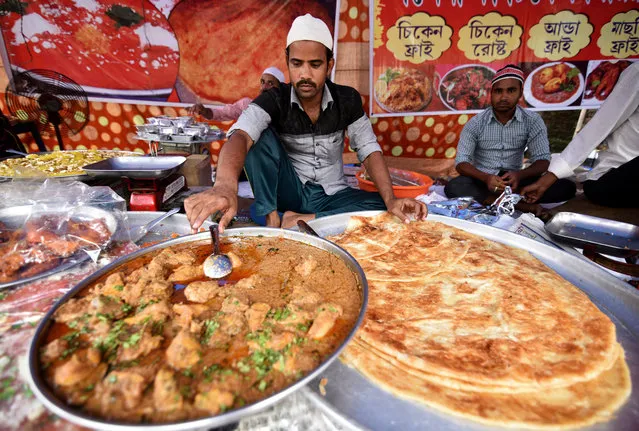 Vendors prepare delicacies at a roadside shop during the holy fasting month of Ramadan in Guwahati, India May 22, 2018. (Photo by Anuwar Hazarika/Reuters)