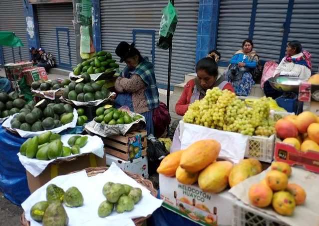 Vendors of fruits are seen in a popular market in La Paz, October 30, 2016. (Photo by David Mercado/Reuters)