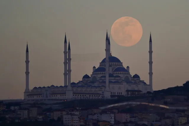 The full moon, also known as the Supermoon, rises above the Camlica Mosque in Istanbul, Turkey, April 26, 2021. (Photo by Murad Sezer/Reuters)