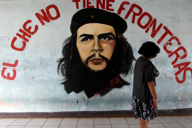 A woman walks past a mural of late revolutionary hero Ernesto “Che” Guevara at the National Autonomous University of Managua (UNAN) in Managua, Nicaragua, November 4, 2016. (Photo by Oswaldo Rivas/Reuters)