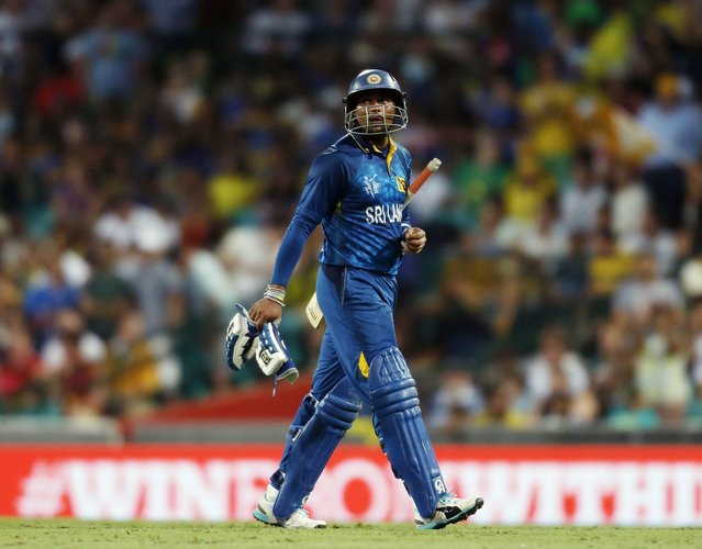 Sri Lanka's Tillakaratne Dilshan walks from the field after being dismissed by Australia's James Faulkner during their Cricket World Cup match in Sydney, March 8, 2015.    REUTERS/Jason Reed (AUSTRALIA - Tags: SPORT CRICKET)