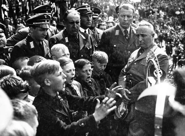Children in the city of Mainz on Rhine on May 3, 1934 during the “pray for the Saar territory”. On their side, the leader of the German work front, Dr. Robert. Ley. (Photo by AP Photo)