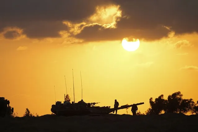 Israeli soldiers work on a tank near the Israeli Gaza border, Israel, Wednesday, October 11, 2023. (Photo by Ohad Zwigenberg/AP Photo)