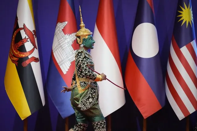A Cambodian traditional dancer performs during the opening ceremony of the 40th and 41st ASEAN Summits (Association of Southeast Asian Nations) in Phnom Penh, Cambodia, Friday, November 11, 2022. The ASEAN summit kicks off a series of three top-level meetings in Asia, with the Group of 20 summit in Bali to follow and then the Asia Pacific Economic Cooperation forum in Bangkok. (Photo by Vincent Thian/AP Photo)