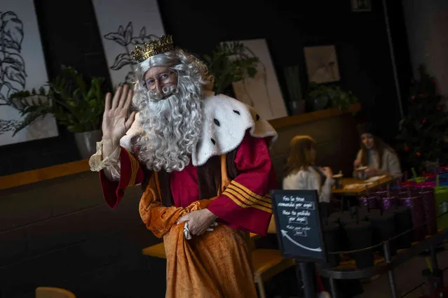 A man representing one of the Three Wise Men walks inside a shopping center ahead of the “Cabalgata de Reyes” Epiphany parade in Barcelona, Spain, Friday, January 5, 2024. Christians around the world will mark the Epiphany on Jan. 6 with a series of celebrations that go from parades and gift-giving for children to the blessing of water. The holiday is also called the Feast of Epiphany, Three Kings Day and Theophany. (Photo by Emilio Morenatti/AP Photo)