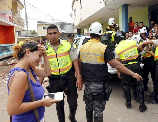 Police carry a body after an earthquake struck off Ecuador's Pacific coast, at Tarqui neighborhood in Manta April 17, 2016. (Photo by Guillermo Granja/Reuters)