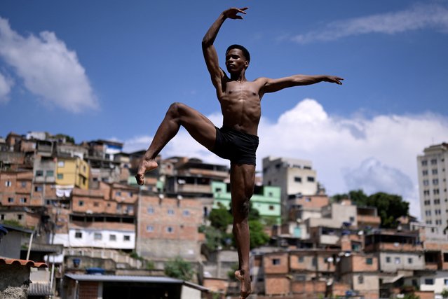 Brazilian dancer Dyhan Cardoso dances at the Aglomerado da Serra favela in Belo Horizonte, Brazil, on October 3, 2023. The talent of this 19-year-old dancer, forged since childhood in a school where he received a scholarship, earned him new recognition when he was selected to join the US company Atlanta Ballet in the state of Georgia (southeast). (Photo by Douglas Magno/AFP Photo)