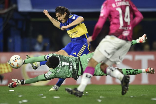 Edinson Cavani of Argentina's Boca Juniors scores his side's opening goal past goalkeeper Moises Ramirez of Ecuador's Independiente del Valle during a Copa Sudamericana playoffs soccer match at the Bombonera stadium in Buenos Aires, Argentina, Wednesday, July 24, 2024. (Phoot by Gustavo Garello/AP Photo)