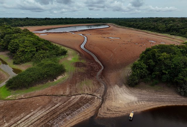 Aerial view of a dry lake in the Anavilhanas Archipelago, in Novo Airao, Amazonas state, northern Brazil, on October 1, 2024. Several tributaries of the Amazon River, one of the longest and most abundant in the world, are in a “critical situation” due to the historic drought affecting Brazil, authorities reported on September 30. (Photo by Michael Dantas/AFP Photo)