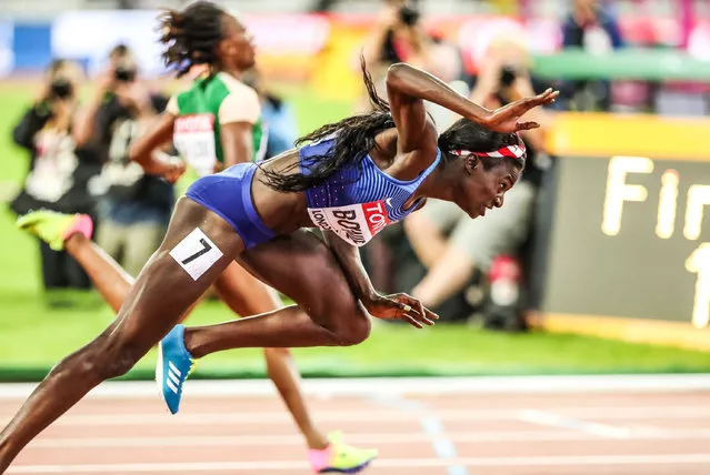 Tori Bowie dips at the finishing line to win the 100m woman’s final at the IAAF World Championships in the Olympic Stadium, Stratford, UK on August 6, 2017. (Photo by East News/Rex Features/Shutterstock)