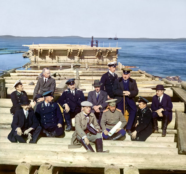 Photos by Sergey Prokudin-Gorsky. Group of railroad construction participants (on the pier in Kem-Pristan). Russia, Arkhangelsk province, Kem' uyezd (district), Kem town area, 1916