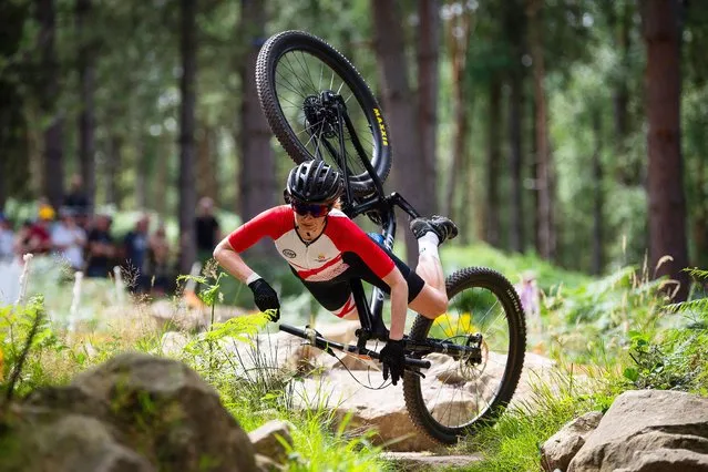 Emily Bridson of Team Jersey crashes during the Women's Cross-country Final on day six of the Birmingham 2022 Commonwealth Games at Cannock Chase Forest on August 03, 2022 in Cannock, England. (Photo by Justin Setterfield/Getty Images)