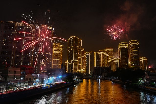 Fireworks light up the sky ushering in the New Year in Makati, Metro Manila on January 1, 2025. (Photo by Jam Sta Rosa/AFP Photo)