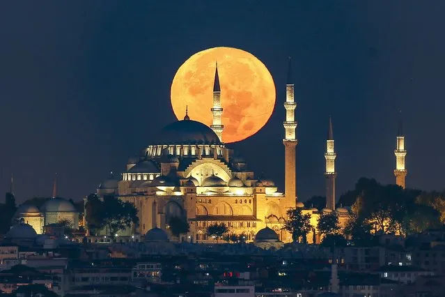 A full moon sets behind the Suleymaniye mosque in Istanbul, Turkey, early Saturday, September 10, 2022. (Photo by Emrah Gurel/AP Photo)