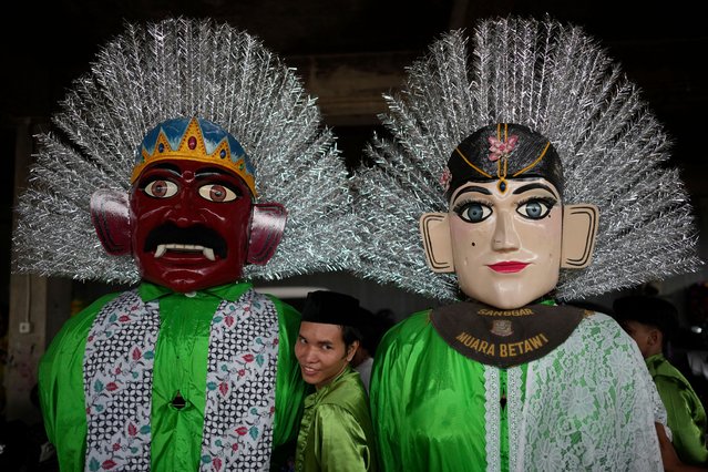 A performer prepares traditional giant effigies called “ondel-ondel”, during Cap Go Meh festival, an annual event held on the 15th day after the Chinese New Year to mark the end of its celebration period, in Bekasi, Indonesia, Wednesday, February 12, 2025. (Photo by Dita Alangkara/AP Photo)