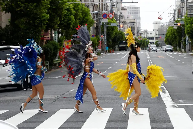 Samba dancers cross the street as they prepare to perform during the annual Asakusa Samba Carnival in Tokyo, Japan  August 27, 2016. (Photo by Kim Kyung-Hoon/Reuters)