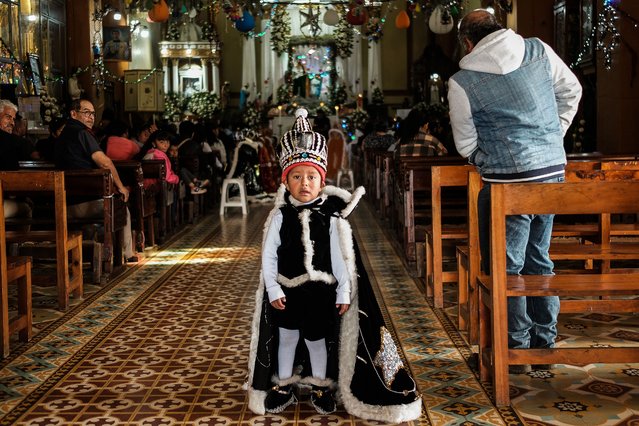 A kid dressed like one of the Three Wise Men poses for a picture during the traditional “Three Wise Men Parade” on January 6, in Miahuatlan, Mexico. Every year the residents of the Miahuatlan municipality organize a parade where kids get down the streets dressed as “Melchor, Gaspar and Baltazar”, which are the names given to the wise men in some regions of Latin America. (Photo by Hector Quintanar/Getty Images)