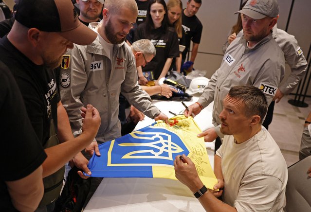 Oleksandr Usyk met in London, Britain on July 17, 2025 with Ukrainian war veterans from DTEK (Ukrainian Energy company) ahead of his fight against Daniel Dubois this Saturday, July 19, at Wembley. The former soldiers, now working in power plants and mines, support Usyk and his #FightForLight campaign to raise awareness of Russian attacks on Ukraine's energy infrastructure. (Photo by Andrew Couldridge/Action Images via Reuters)