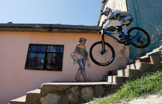 Marcelo Gutierrez of Colombia in action during the Valparaiso mountain bike downhill race in Valparaiso, Chile on February 11, 2018. (Photo by Rodrigo Garrido/Reuters)