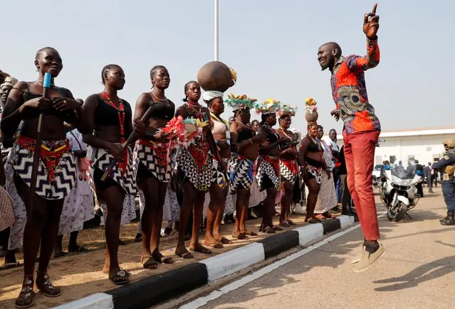 South Sudanese traditional dancers prepare to welcome Pope Francis during his visit in Juba, South Sudan on February 3, 2023. (Photo by Thomas Mukoya/Reuters)